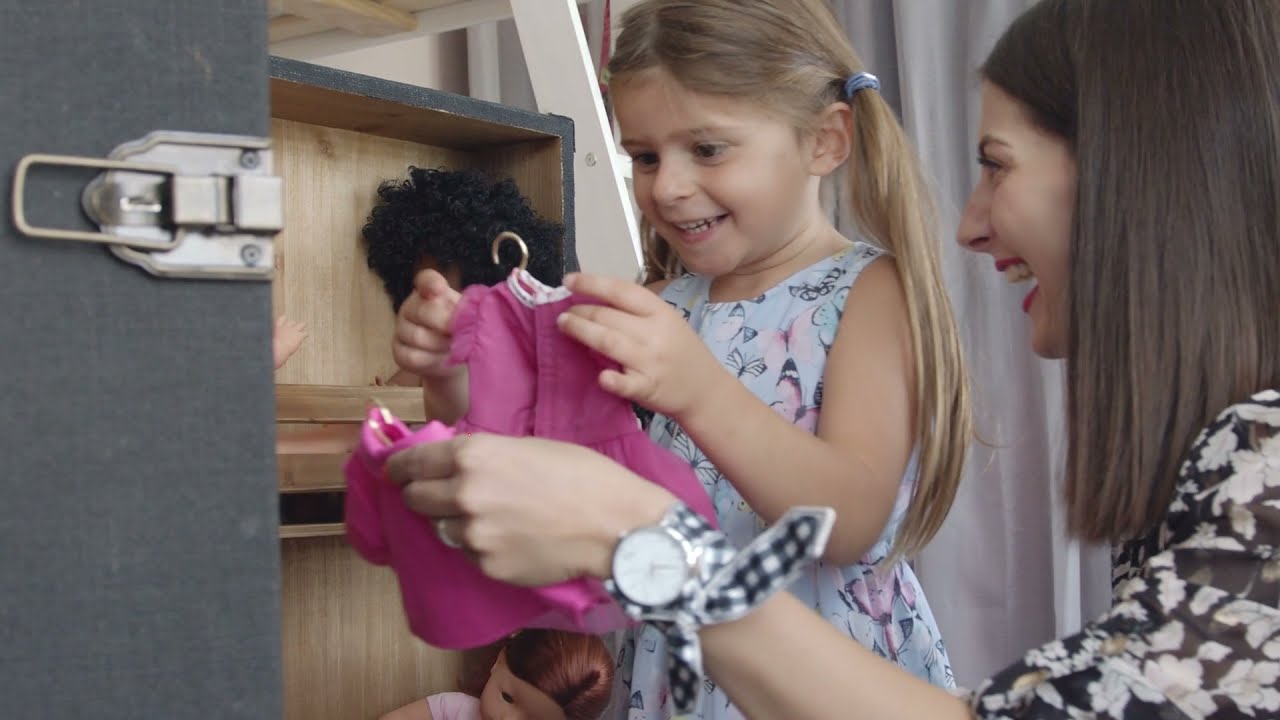 Mila et Stellamc choisissent la tenue pour la poupée Ma Corolle