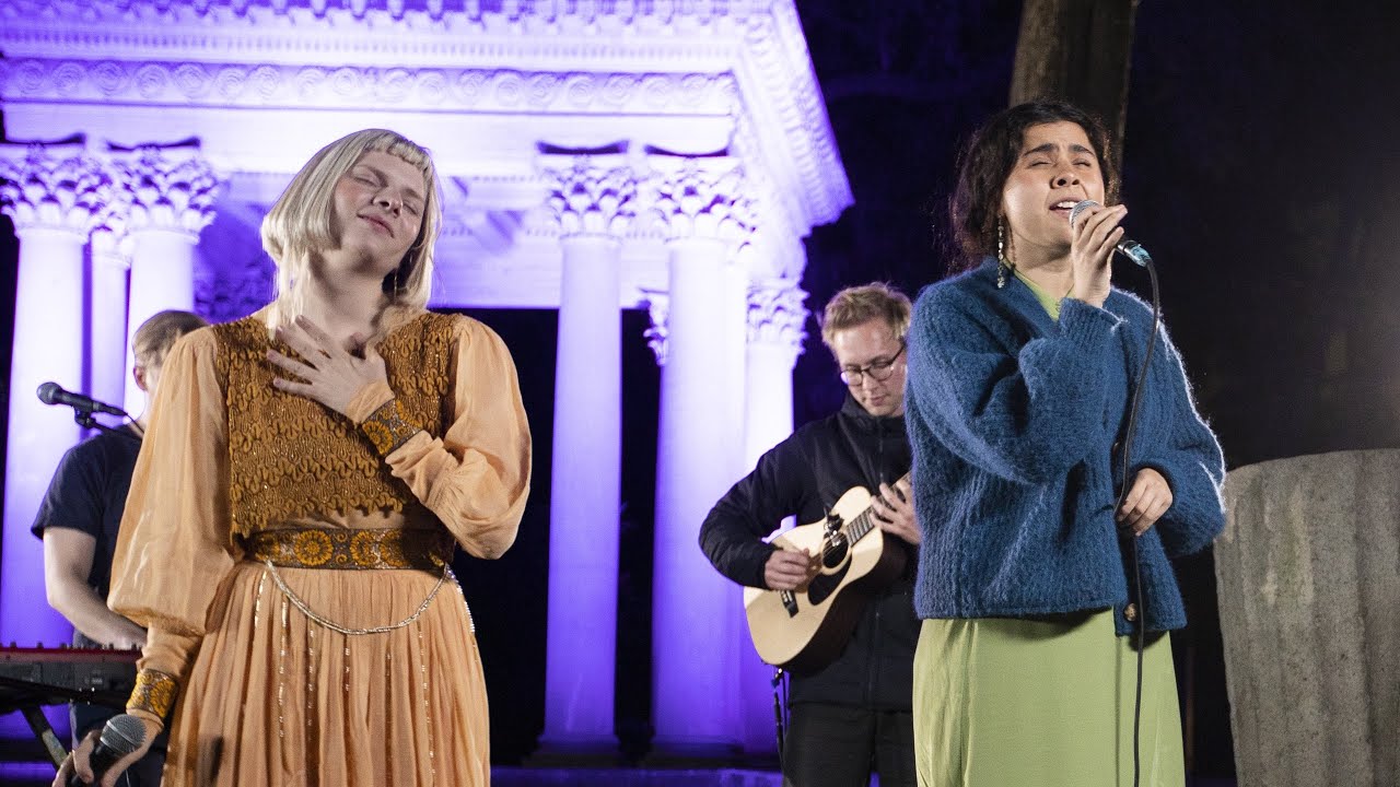 Aurora & Silvana Estrada Live 'Cure For Me' 🎶