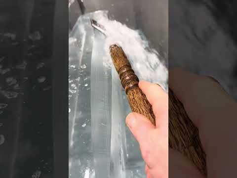 Ice sculpting is extremely satisfying 🤩 (🎥: tt/theenglishiceman)