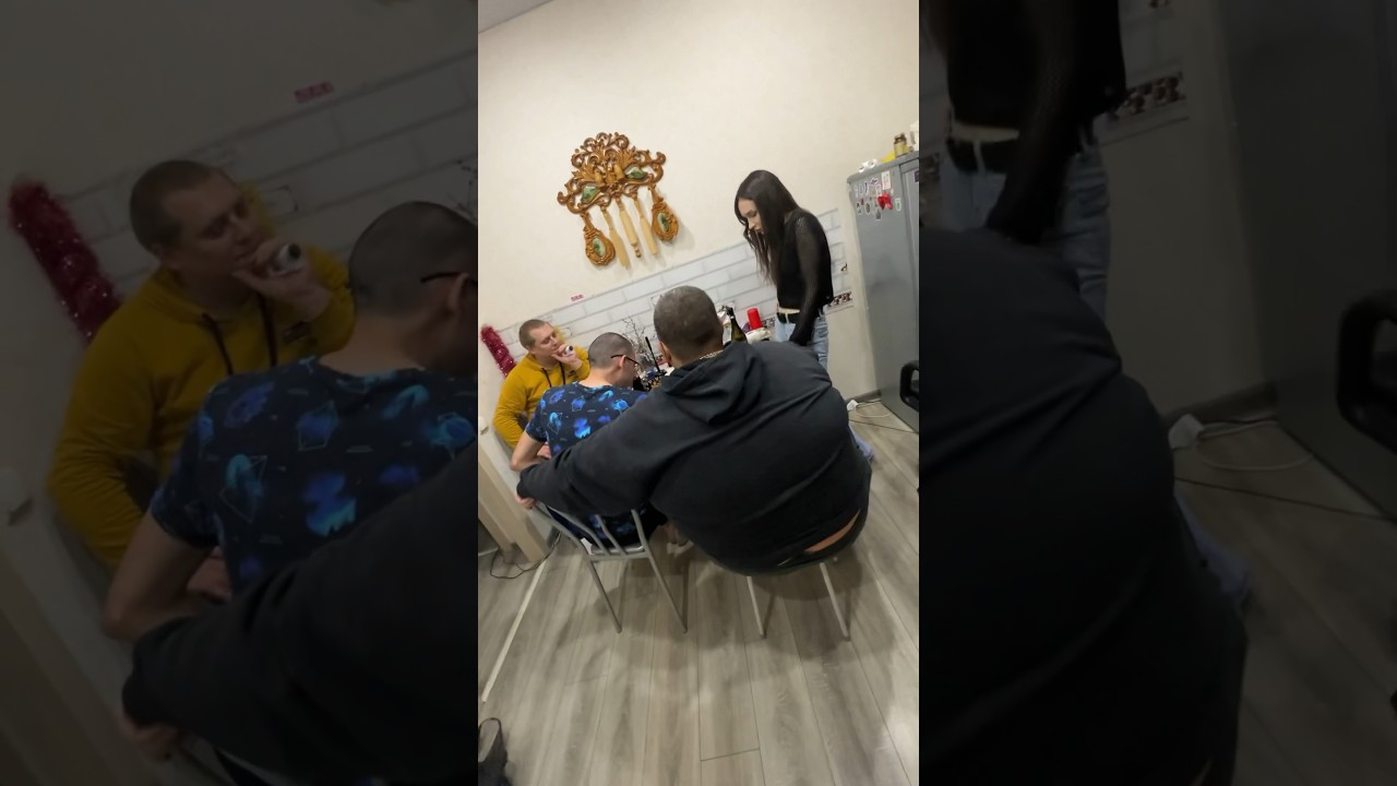 Гриша в полном составе: ТВ у нас в квартире на стуле во время стрима