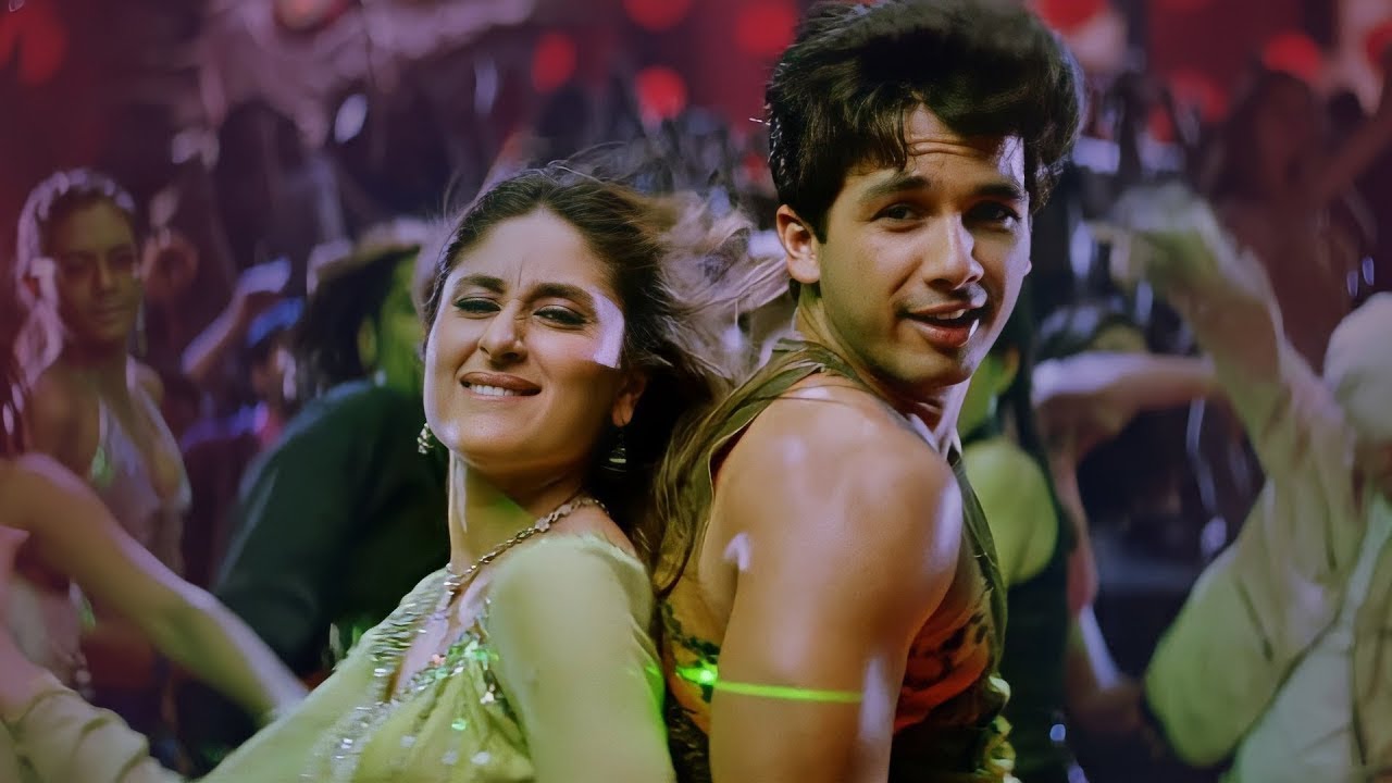 Enjoy the Romantic Melodies of 'Aaja Ve Mahi' from Fida 🎶