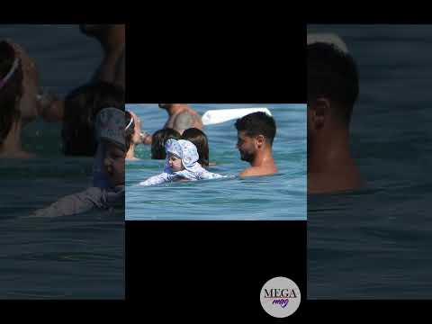 Berk Oktay ile Yıldız Çağrı Atiksoy, kızlarıyla denize girdi