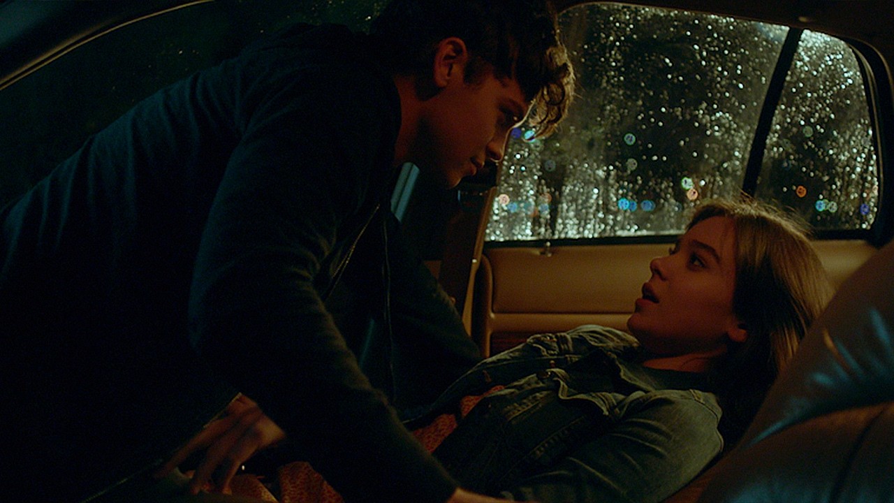 Hailee Steinfeld's Kiss Scene in The Edge of Seventeen 🎬