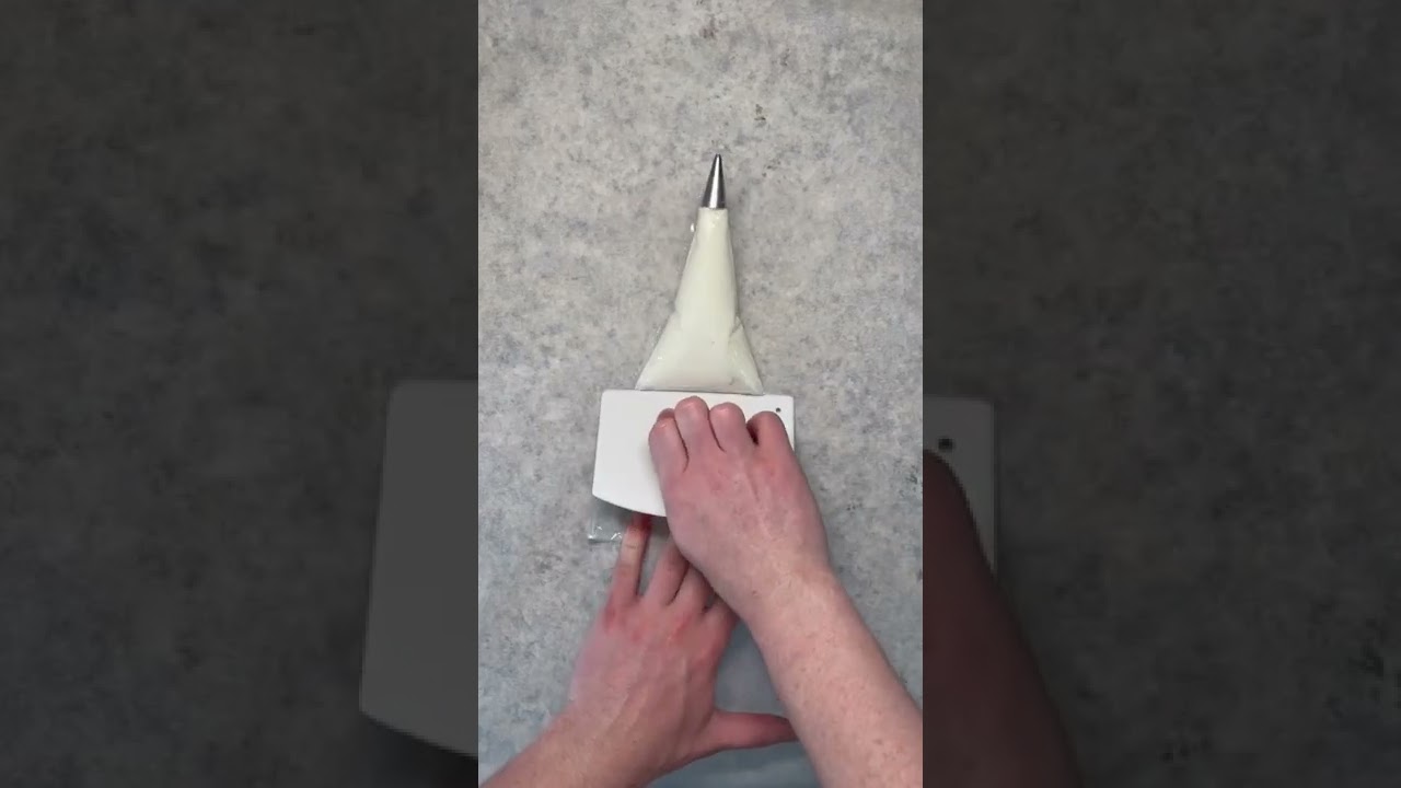 2 Simple Ways to Use a Piping Bag 🧁