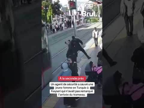 Agent de sécurité sauve une jeune femme à Kayseri, Turquie, alors qu'elle ne remarque pas l'arrivée du tramway