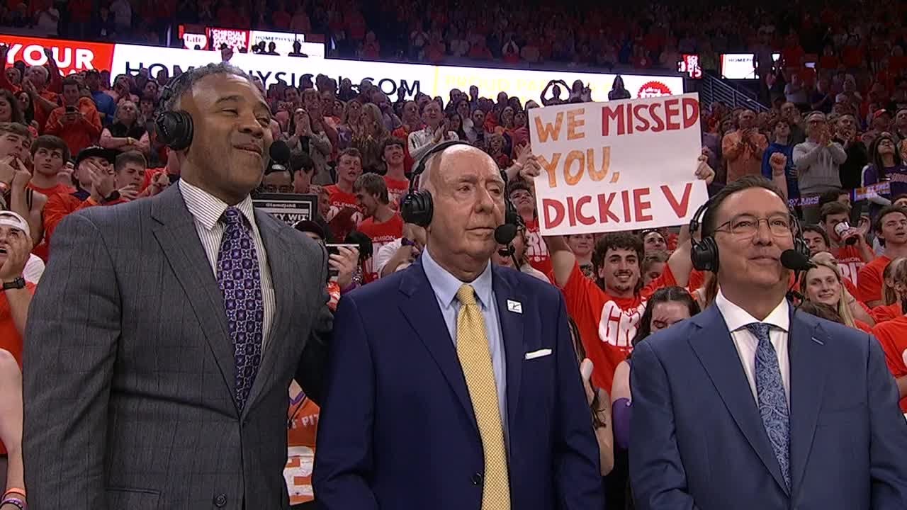 Dick Vitale Receives Standing Ovation in Return 🎙️