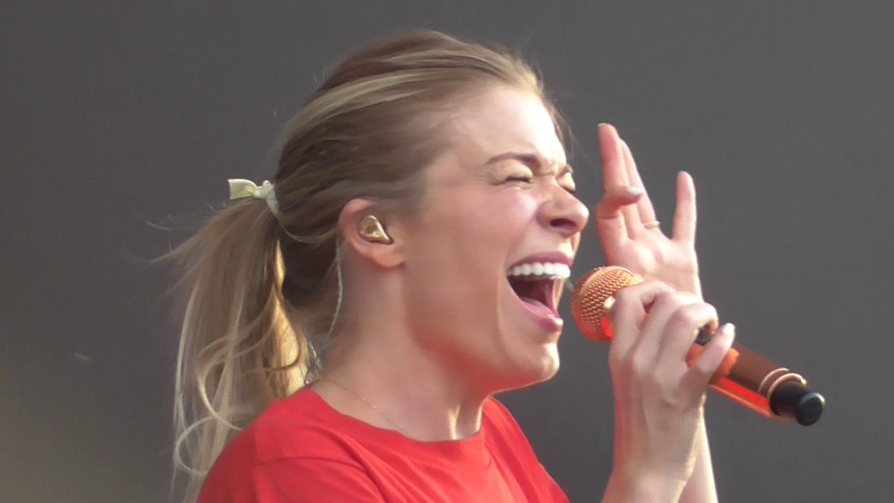 LeAnn Rimes Performs 'How Do I Live' in 2017 πΏ