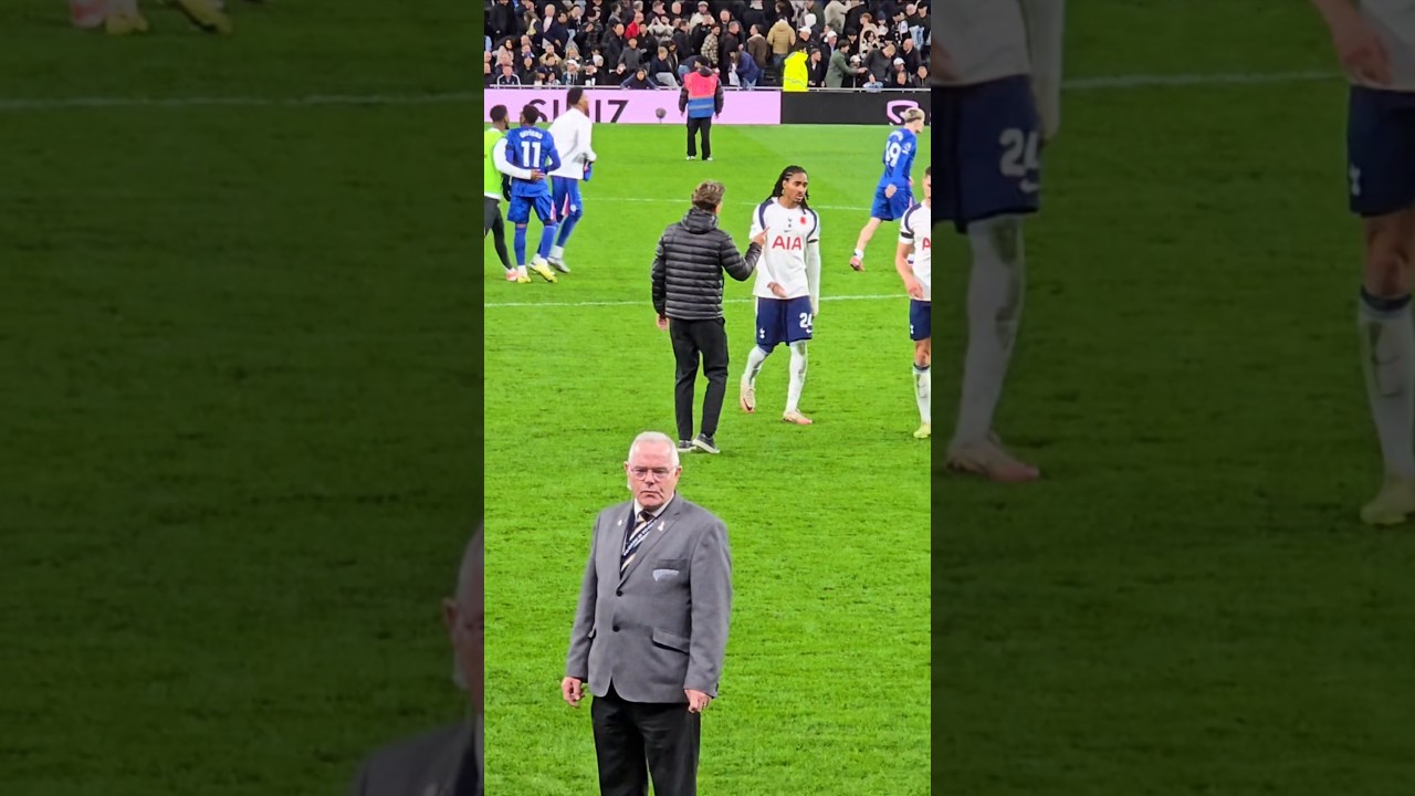 Tottenham Fans Boo as Chelsea Secures Narrow 1-0 Victory âš½