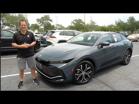 2025 Toyota Crown: Is It a Better Hybrid Sedan Than the Camry?