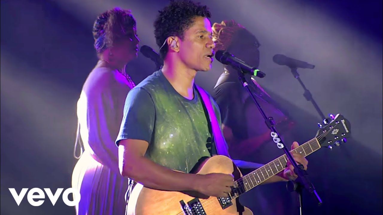 Natiruts - Sorri, Sou Rei (Natiruts Reggae Brasil - Ao Vivo) ft. Tati Portella