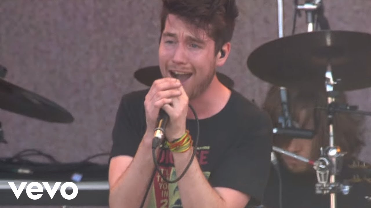 Bastille Performs 'Pompeii' Live at Isle of Wight Festival 🎶