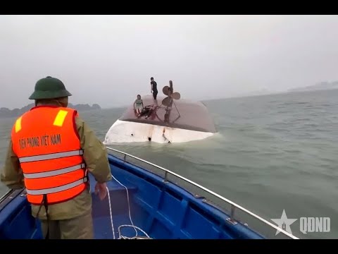 Lật tàu du lịch trên Vịnh Hạ Long: Bộ đội Biên phòng tỉnh Quảng Ninh khẩn trương cứu tàu