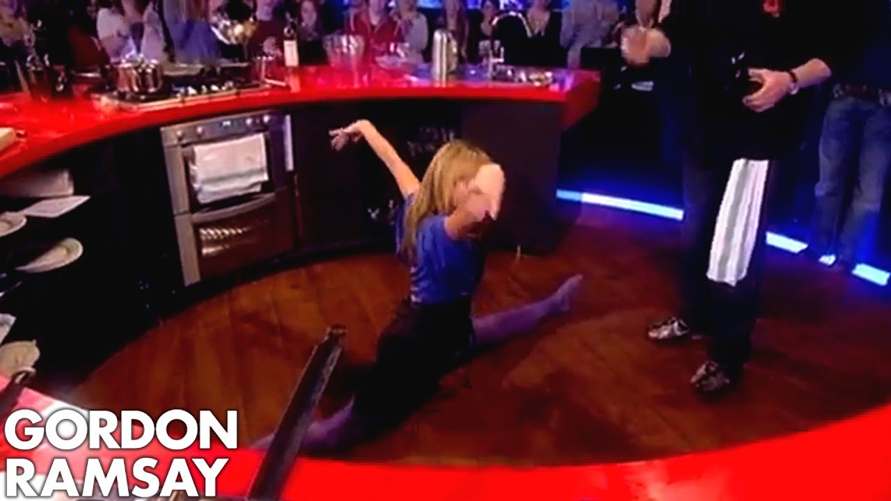 Amanda Holden Performs Jaw-Dropping Splits for Gordon Ramsay on Cookalong Live! π΄