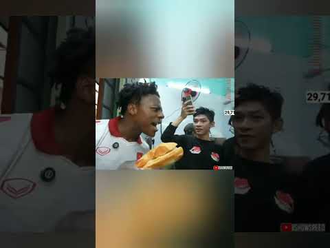 IShowSpeed ăn bánh mì tại Việt Nam