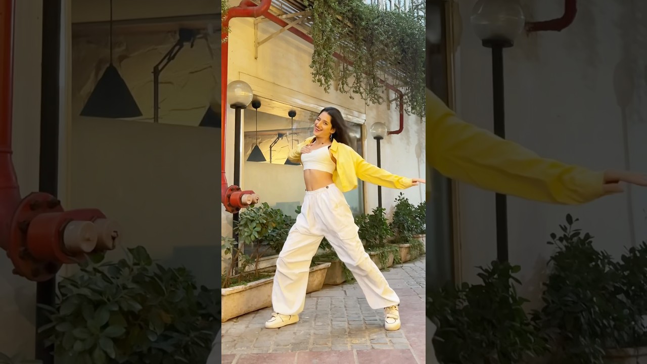 Dilli Wali Girlfriend? 🫣 | Kanishtha Sharma's Viral Bollywood Dance