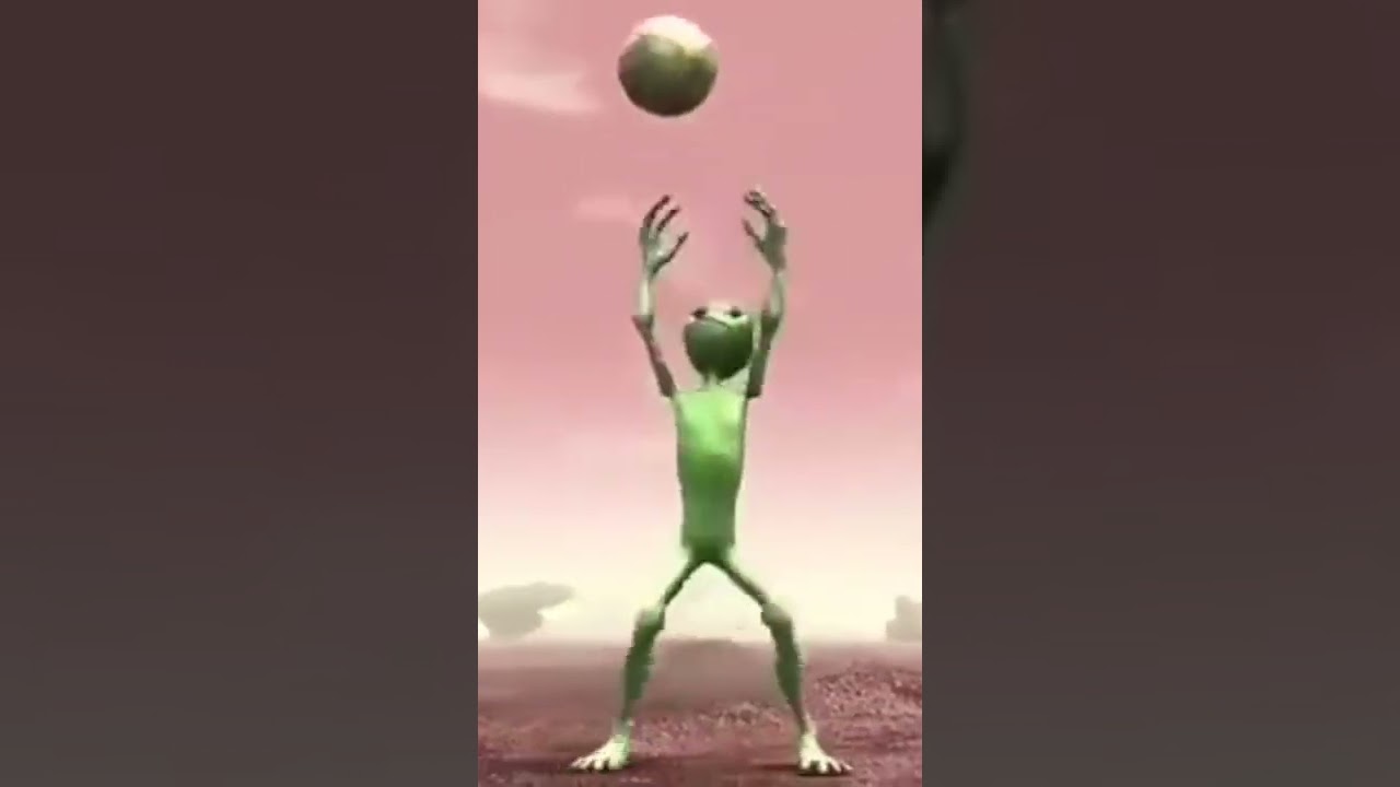 الرجل الأخضر يلعب الكرة ورقصة دامي توكوسيتا ⚽