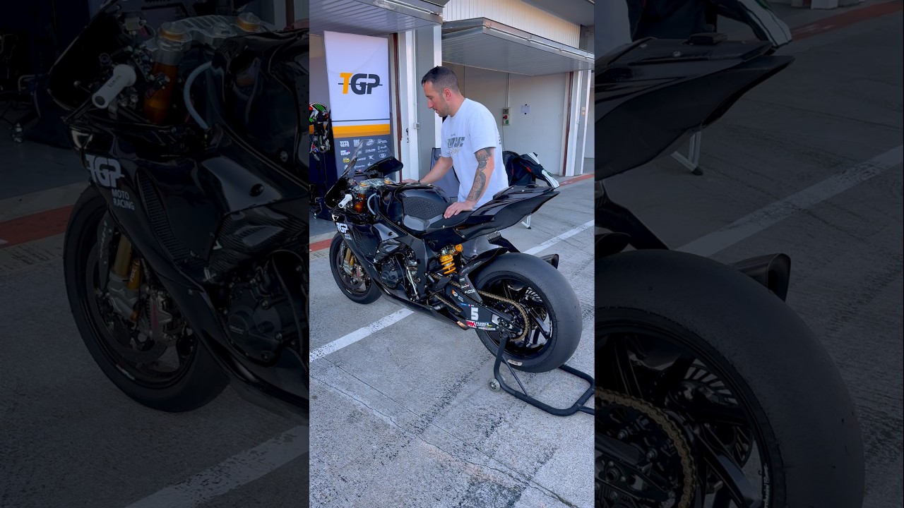 Yamaha R1 GYTR PRO SBK Soundcheck in Valencia 🏍️