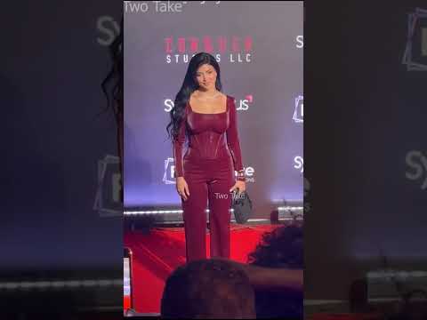 كارولين عزمي تخطف الانظار بجمالها وظهورها باطلالة مميزة في عرض فيلم المشروع x