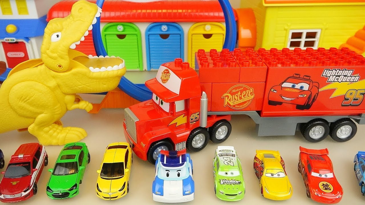 Dinosaur & Poli Cars Play on Round Track 🚗🦖 | Fun Toy Car Playtime