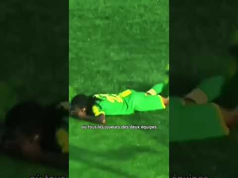 Scène super bizarre dans le championnat africain et en plein match de foot #joueur #foot #lol