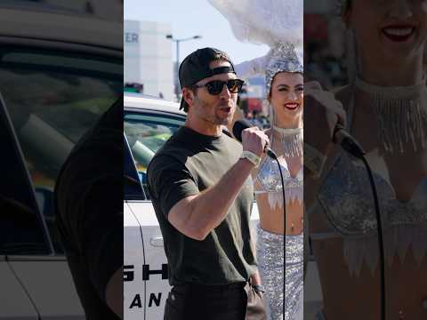 Glen Powell gives the command in Vegas 🕶️