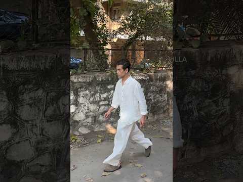 Karan Johar Arrives At Ayan Mukerji's Father's Last Rites 💔 | #shorts #bollywood #trending