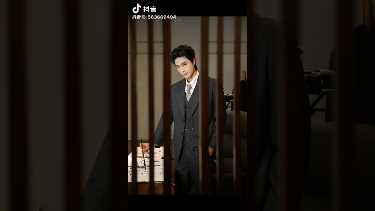 รู้จักเหลียงซีเว่ย: นักแสดงและนักเขียนที่เต็มไปด้วยความสามารถ 🎬