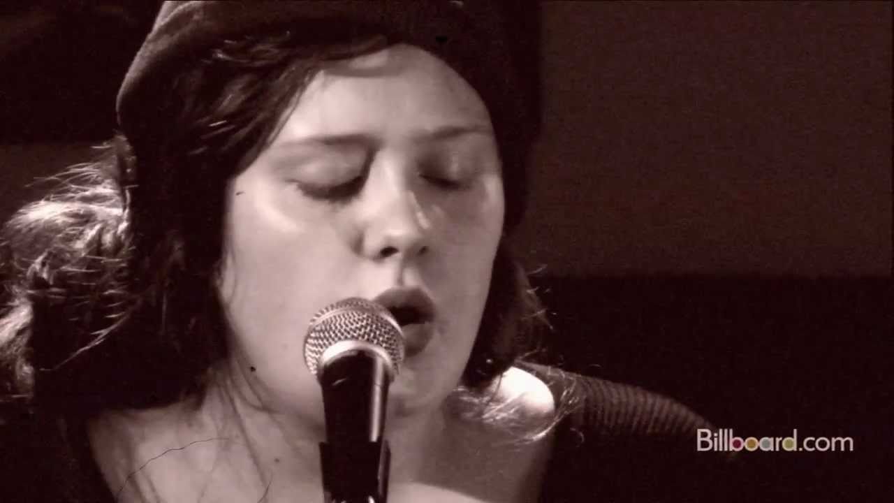 Adele's Stunning Live Performance of 'Chasing Pavements' from the Archives 🎤