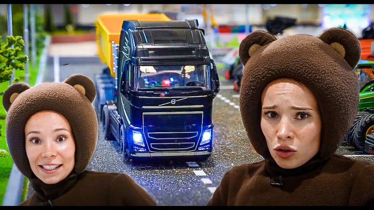Медведь играет в машинки на стройплощадке 🚧