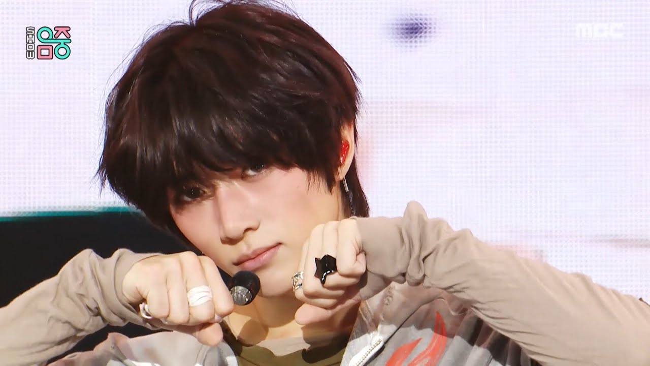 TOMORROW X TOGETHER Performs 'Beautiful Strangers' on Show! MusicCore 🎶