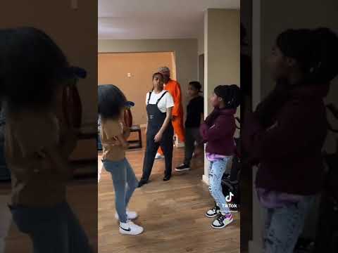 WHEN YOUR WHOLE FAMILY PULL-UP TO FIGHT 🤣