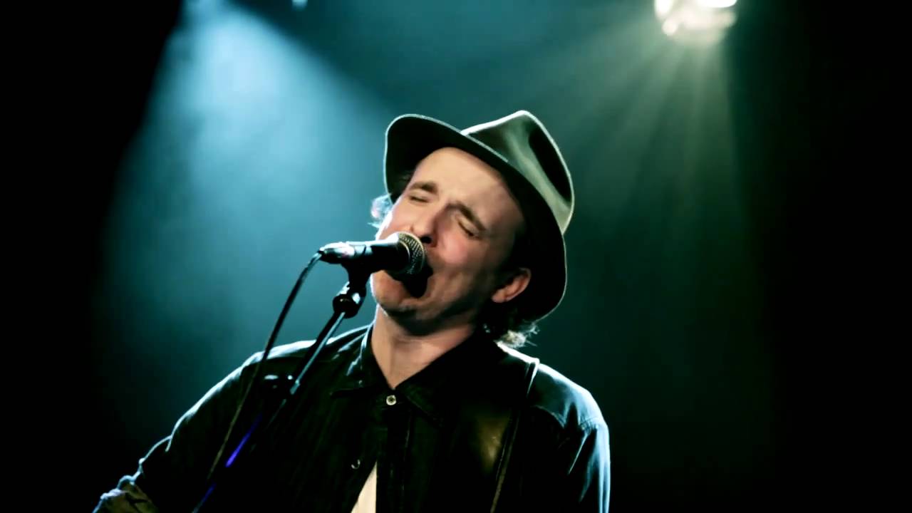 Fran Healy Performs 'Love Will Come Through' Live in Paris 🎶