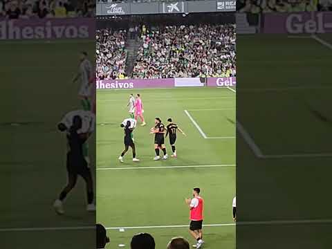 Rafa Mir celebra gol con compañeros señalando escudo del Valencia. 23-05-25 #valenciacf #football