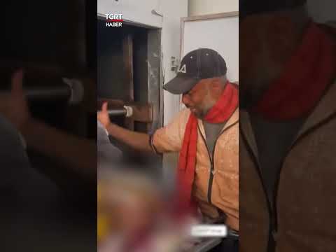 İsrail'in Bombardımanında Oğlunu Kaybeden Filistinli Baba Morga Dalıp Feryat Etti #shorts