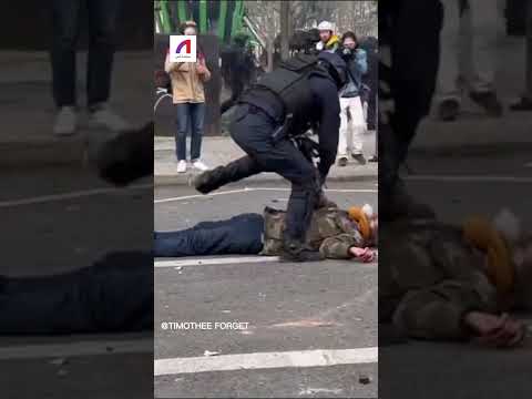 شرطة مكافحة الشغب تدفع متظاهر على الأرض