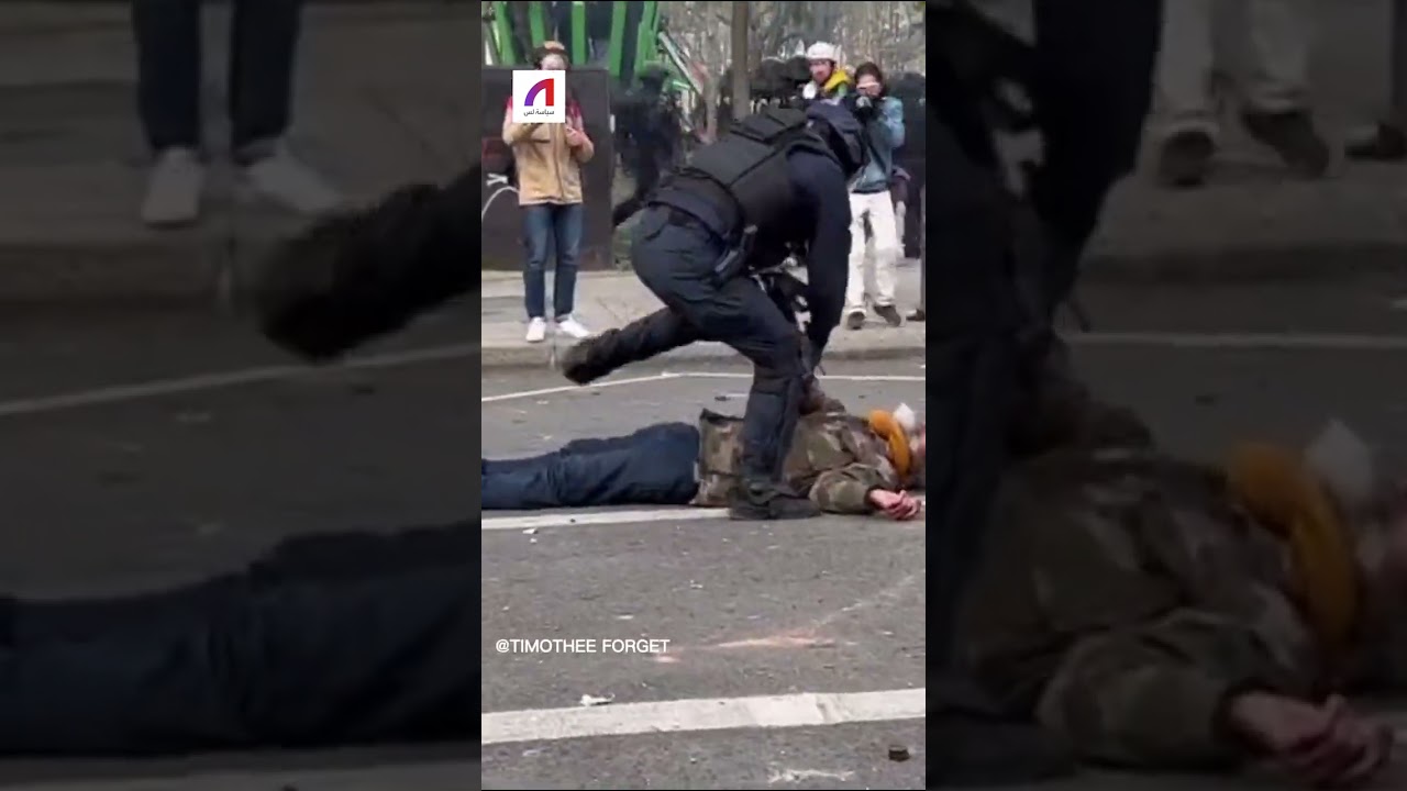 شرطة مكافحة الشغب تدفع متظاهرًا على الأرض 🚨