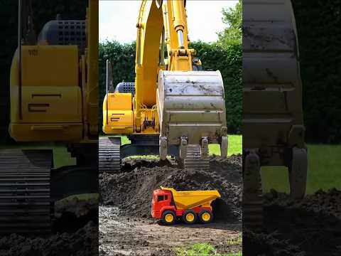Alat Berat Excavator 🚜 Angkut Pasir ke Mobil Dam Truk Mainan! 🚛 #shorts #excavator