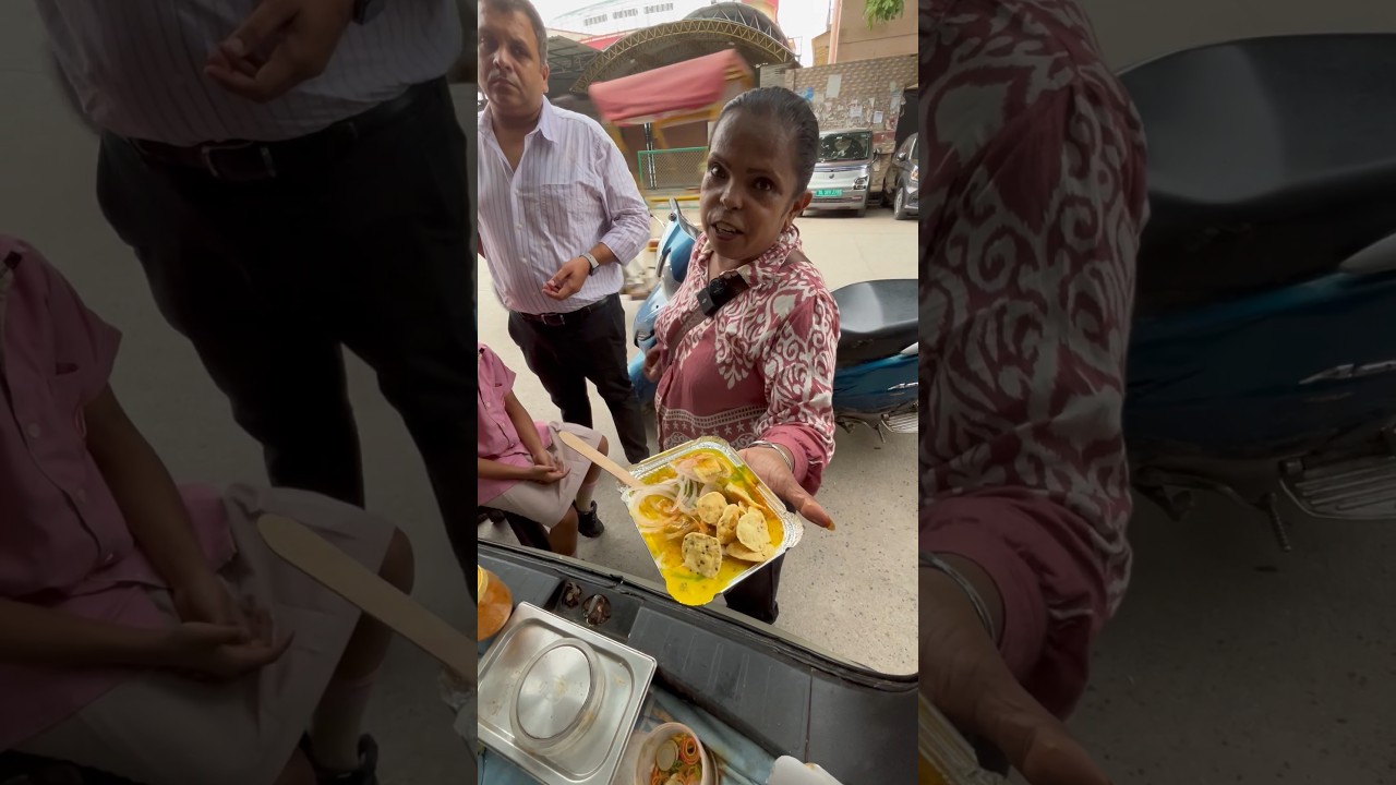 दिल्ली में सिर्फ 60 रुपये में सबसे सस्ता खट्टी कड़ी चावल 😋