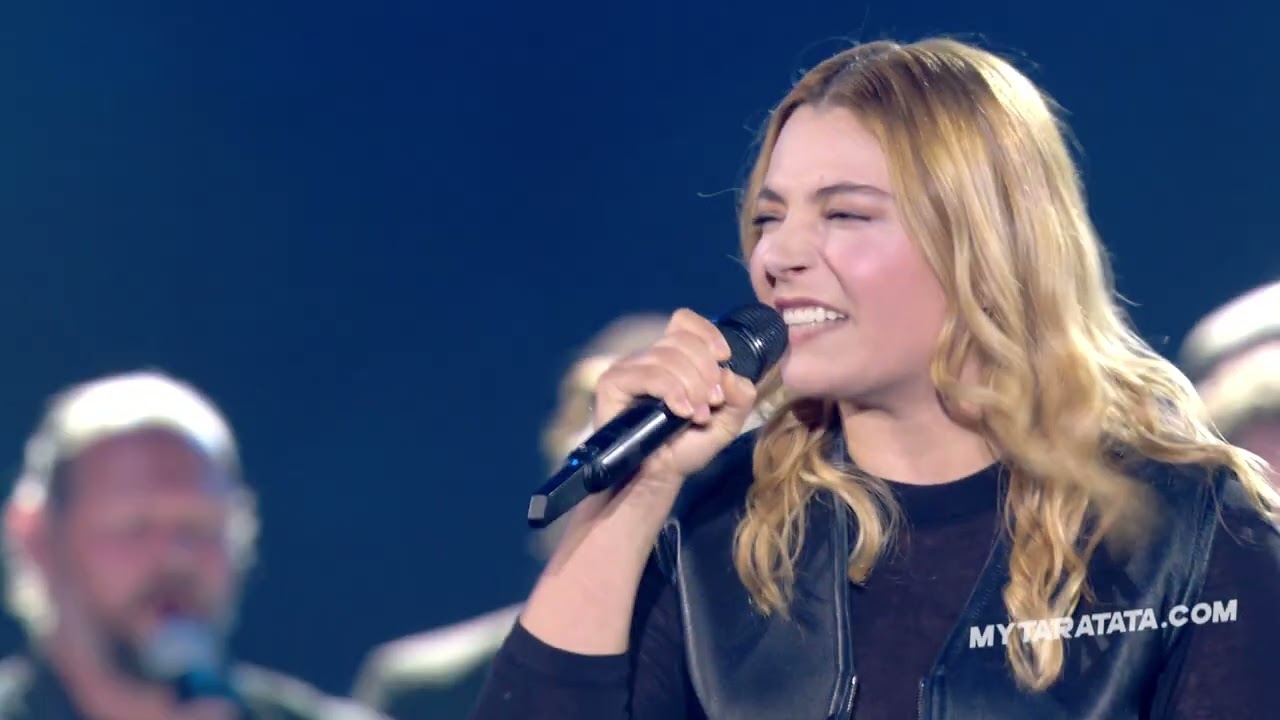 David Hallyday Performs 'Santa