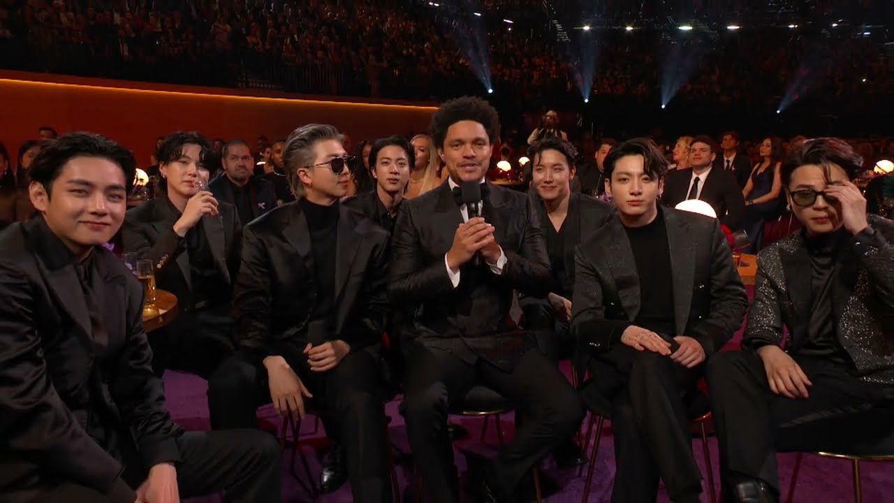 Trevor Noah Jokes with BTS at 2022 Grammys 🎤