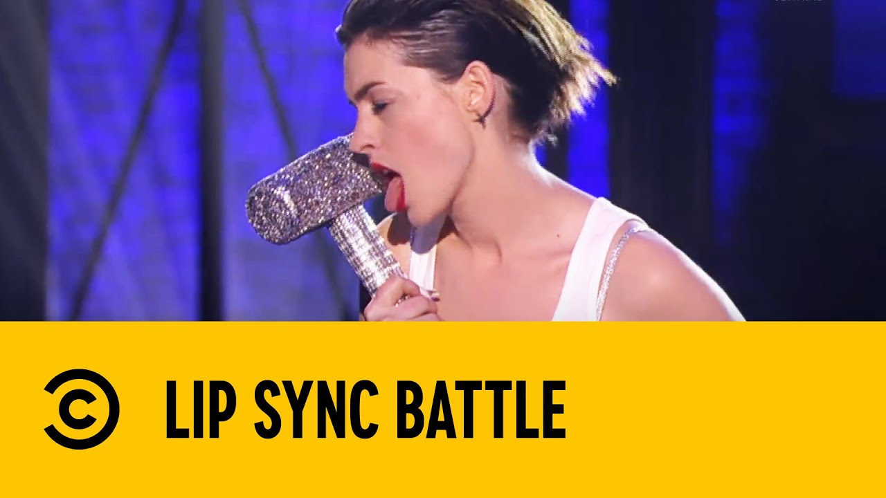 Anne Hathaway's Hilarious 'Wrecking Ball' Lip Sync π€