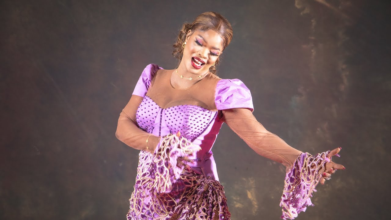 Faty Niamé Kouyaté revient avec le clip captivant de “Nakan” 🎶