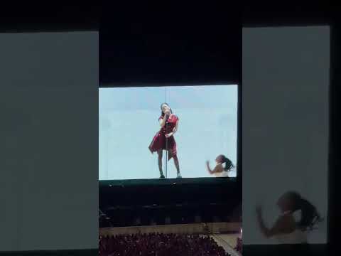 Hugs and kisses in Bangkok day 1. #jisoo #blissoo #blackpink_deadline #bangkok