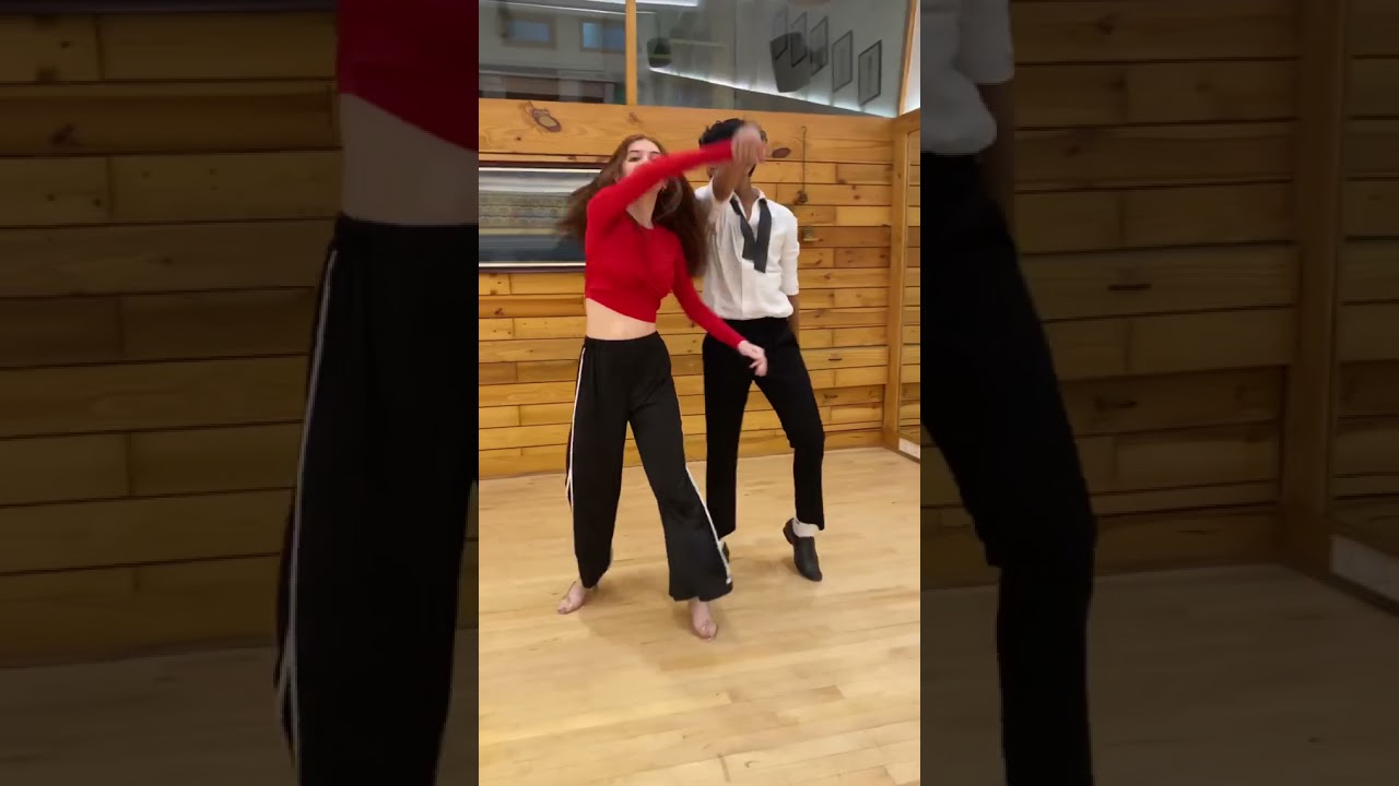 Chammak Challo Dance Cover | Shahrukh Khan & Kareena Kapoor Khan 💃 #Shorts