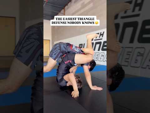 The EASIEST triangle defense nobody knows 😯 #bjj #jiujitsu #grappling #submission #wrestling #judo