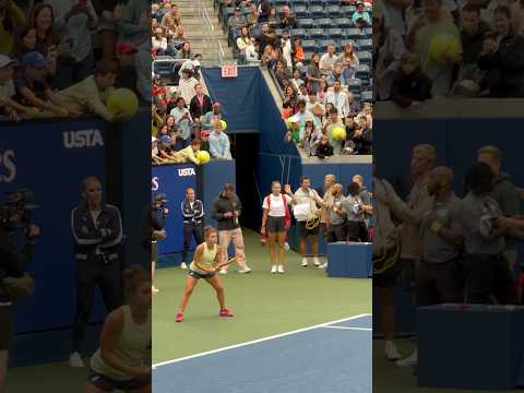 When Aryna Sabalenka walks in Jasmine Paolini practicing on court! #usopen #shorts #jasminepaolini
