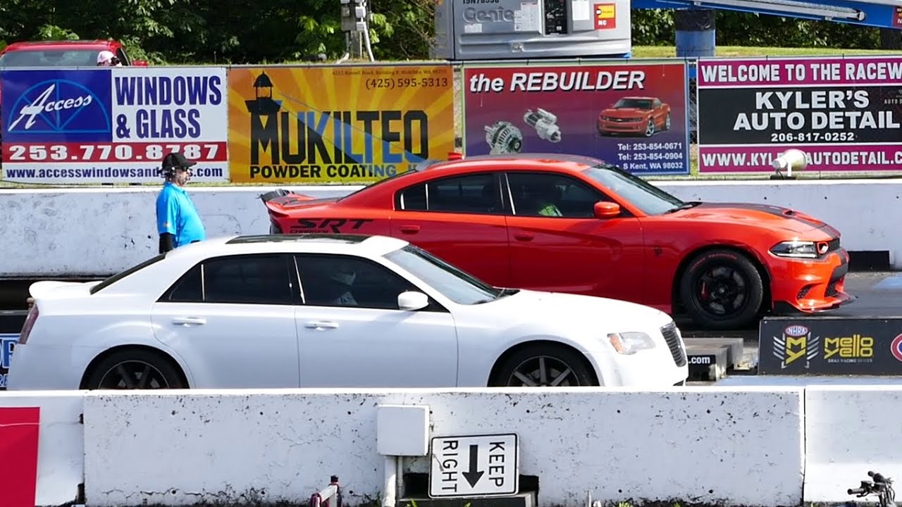 2016 Dodge Charger SRT Hellcat vs Chrysler 300 Drag Race 🏁