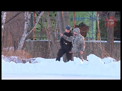 В парке Зеленый остров активисты из федерации лазертага заливают каток