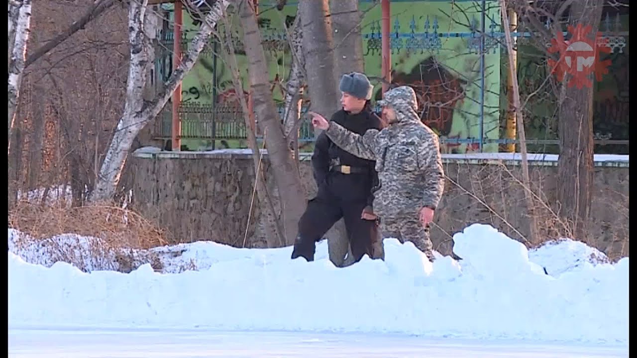 В парке Зеленый остров активисты из федерации лазертага заливают каток