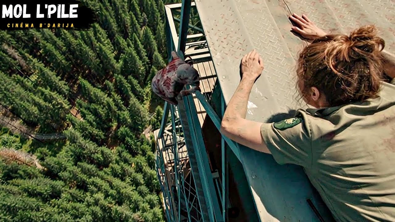 شابة تراقب الغابة وتواجه مخلوقًا مخيفًا 😱